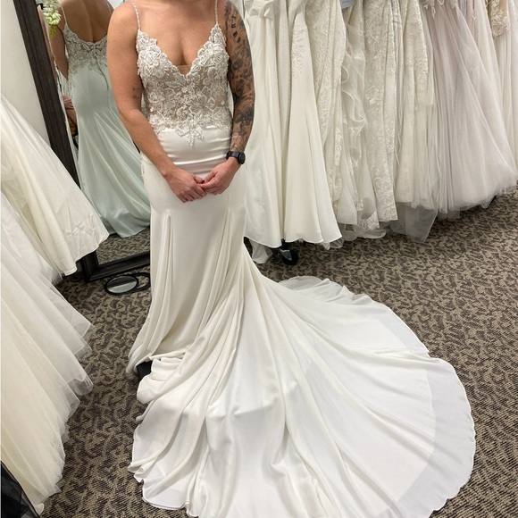 Elegant White Lace Wedding Dress - Picture 1 of 9
